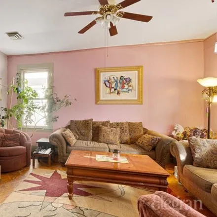 Image 3 - 3827 Laurel Avenue, New York, NY 11224, USA - House for sale