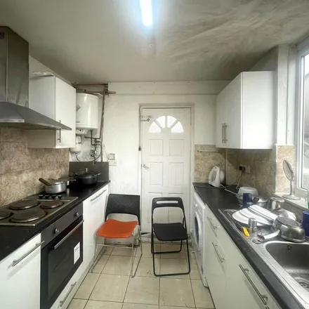 Rent this 4 bed townhouse on The Scene in High Street, London
