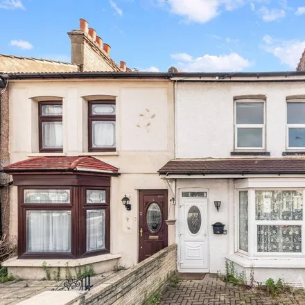 Rent this 5 bed townhouse on Harrow Road in London, IG11 7RA