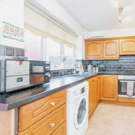 Image 3 - Farcroft Grove, Sheffield, S4 8BP, United Kingdom - Townhouse for sale