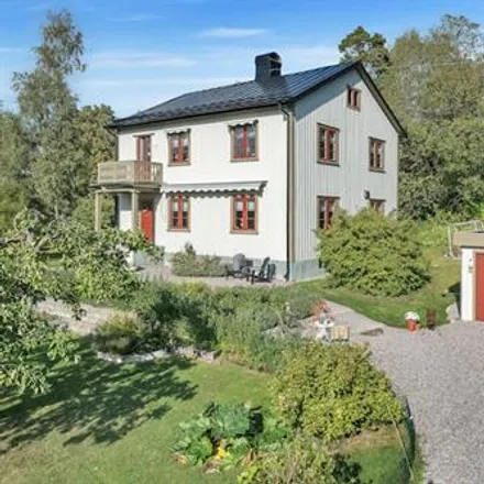 Rent this 6 bed house on Lågängsvägen in 183 77 Täby, Sweden