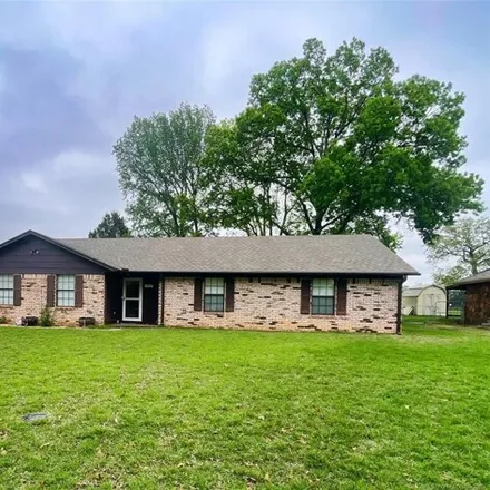 Buy this 3 bed house on 561 Hickory Drive in Henryetta, OK 74437