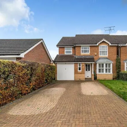 Buy this 5 bed house on 8 Master Close in Reading, RG5 4UB
