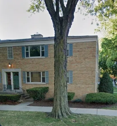 Rent this 2 bed condo on 1039 Randolph St Apt 1W in Oak Park, Illinois