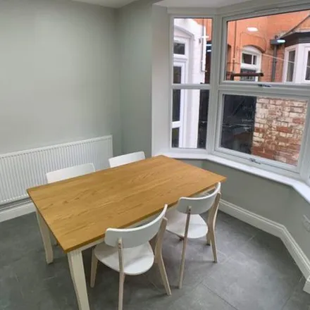 Image 3 - Cambridge Street, Leicester, LE3 0JQ, United Kingdom - Townhouse for rent