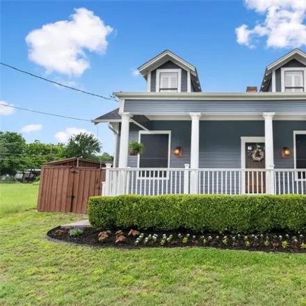 Buy this 5 bed house on 715 South Barnett Avenue in Dallas, TX 75211