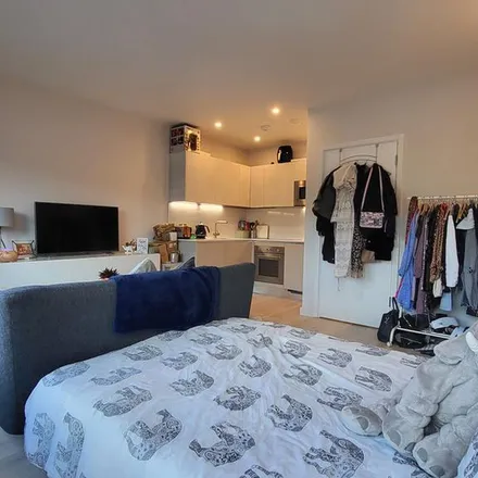 Rent this 1 bed apartment on Wokingham Road in Bracknell, RG42 1AF