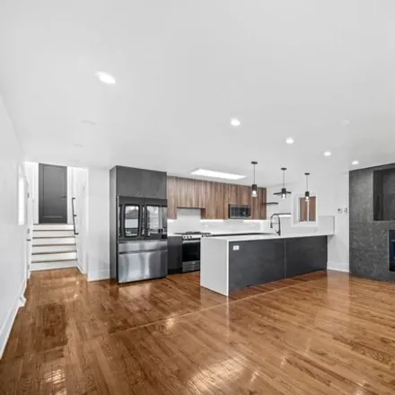 Image 4 - 704 East 87th Place, Chicago, IL 60619, USA - House for sale