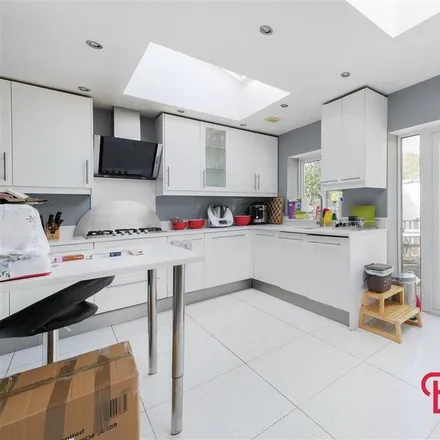 Image 5 - 22 Chase Side Avenue, London, SW20 8LU, United Kingdom - Duplex for rent