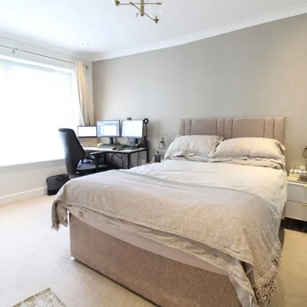 Rent this 2 bed apartment on Trafalgar Gardens in Three Bridges, RH10 7SW