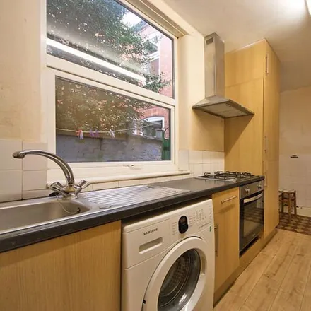 Rent this 4 bed townhouse on Lorne Road in Leicester, LE2 1XF