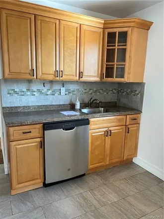 Rent this 2 bed apartment on 1675 Central Park Avenue in Colonial Heights, City of Yonkers