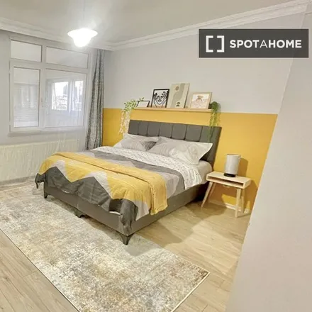 Rent this 6 bed room on Maşuklar Yokuşu in Beşiktaş, Turkey