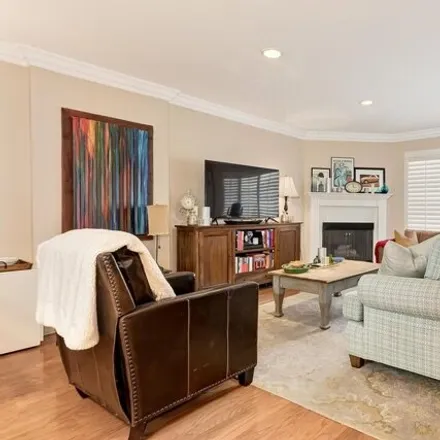 Image 4 - 14372 Dickens Street, Los Angeles, CA 91423, USA - Townhouse for sale