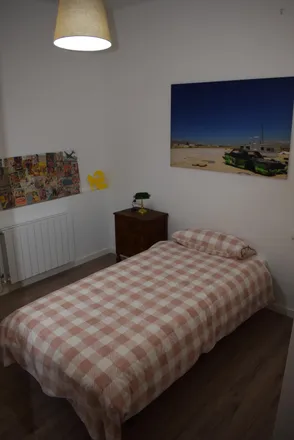 Rent this 5 bed room on Avinguda de Bartomeu in 08193 Cerdanyola del Vallès, Spain