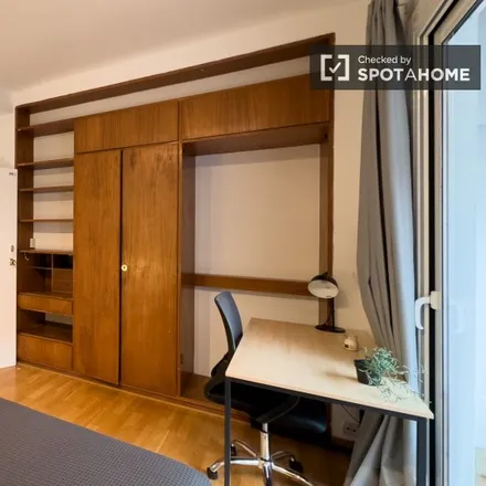 Image 2 - Carrer de Benet Mateu, 38, 08034 Barcelona, Spain - Room for rent