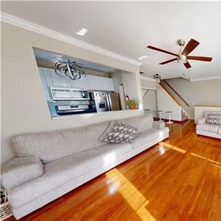 Image 4 - 300 Sunset Boulevard, New York, NY 10473, USA - Townhouse for sale