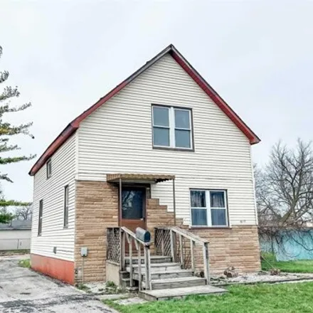 Buy this 4 bed house on 617 36th Street in Bay City, MI 48708