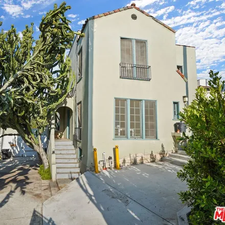 Buy this studio townhouse on 1568 Murray Circle in Los Angeles, CA 90026