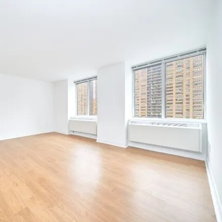 Image 2 - 160 Riverside Boulevard, New York, NY 10069, USA - Apartment for rent