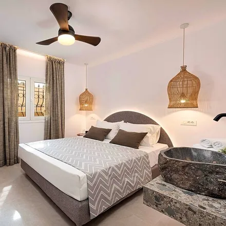 Rent this 6 bed house on Mini golf Paralia Kourna in Παράπλευρη Οδός, Dramia