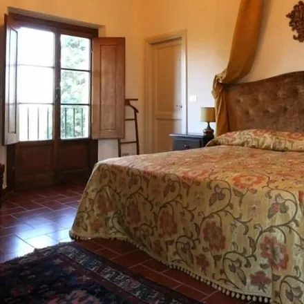Rent this 6 bed house on Florence
