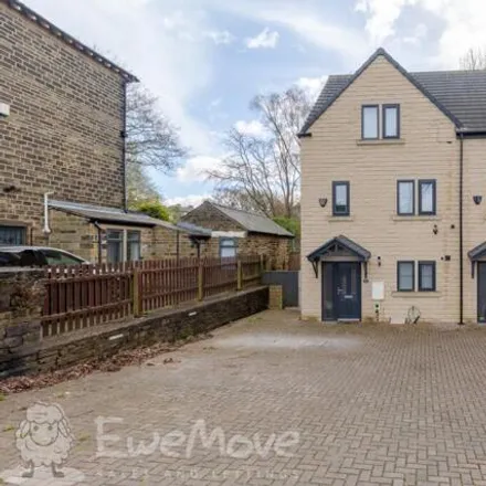 Buy this 3 bed townhouse on Akroyden Victoria Crown Green Bowls Club in Woodlands Road, Halifax