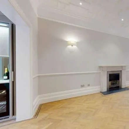 Rent this 3 bed room on 51 Sloane Gardens in London, SW1W 8ED