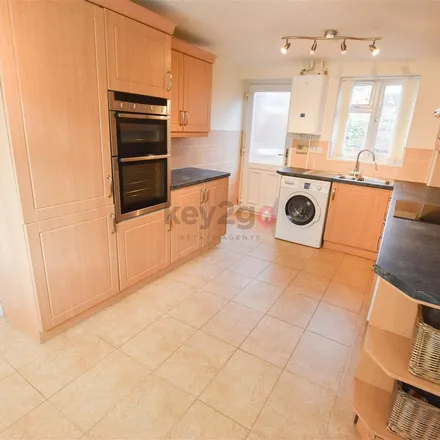 Image 4 - Deepwell View, Sheffield, S20 4SP, United Kingdom - Apartment for rent