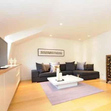 Rent this 1 bed townhouse on 32 Hans Road in London, SW3 1RW