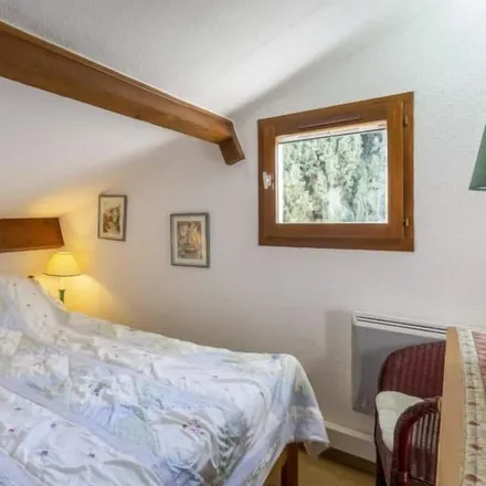 Rent this 2 bed townhouse on Résidence le Clos d'Azur in 83920 La Motte, France