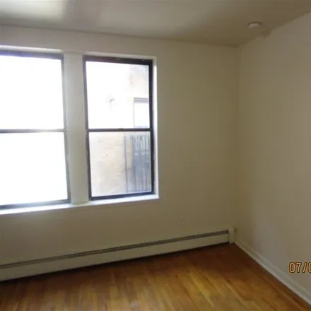 Image 3 - 121 Garfield Avenue, Jersey City, NJ 07305, USA - House for rent