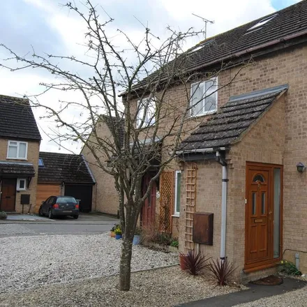 Rent this 2 bed townhouse on The Springs in Witney, OX28 4AL