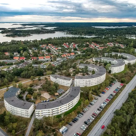 Rent this 4 bed apartment on Björntorpsvägen in 613 35 Oxelösund, Sweden