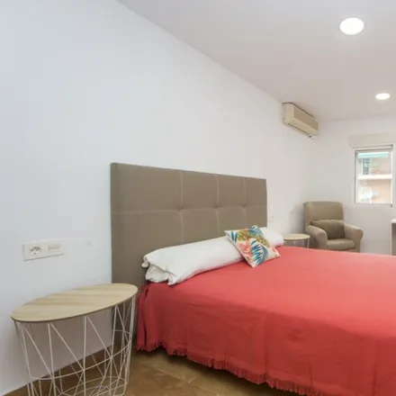 Rent this 3 bed room on Calzados Bon Patrón Reparación in Plaza de San Pantaleón, 18012 Granada