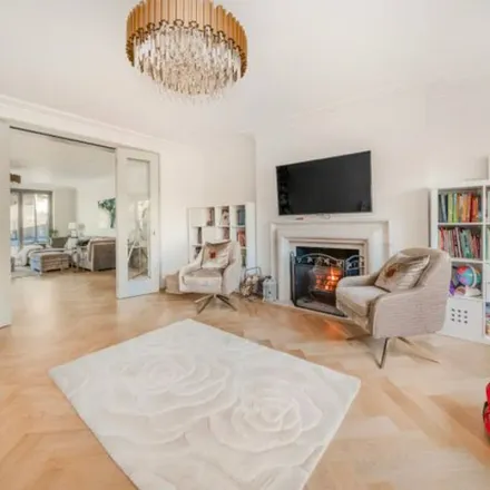 Rent this 6 bed apartment on Milnthorpe Road in London, W4 3HG