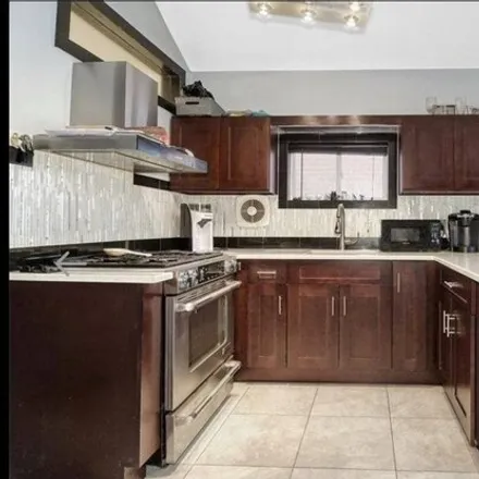 Image 4 - 1523 Bayview Avenue, New York, NY 10465, USA - House for sale