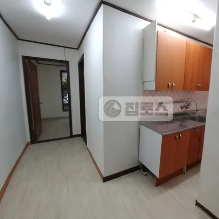 Rent this 2 bed apartment on 서울특별시 송파구 방이동 137-17