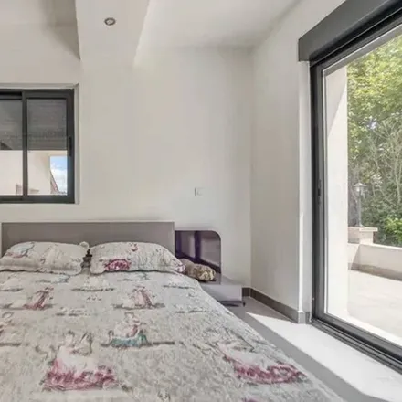 Rent this 3 bed house on Morières-lès-Avignon in Avenue de Verdun, 84310 Morières-lès-Avignon
