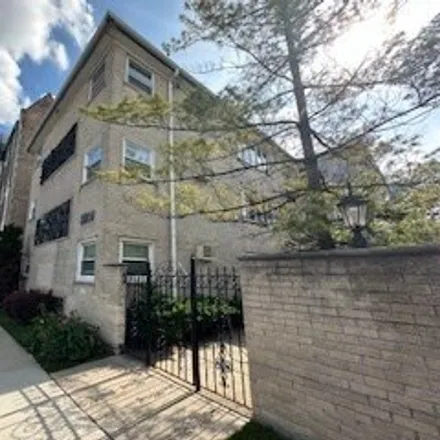 Buy this 1 bed condo on 3914 N Central Ave Apt 1b in Chicago, Illinois