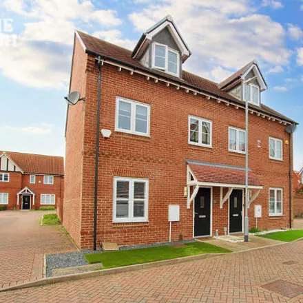 Buy this 3 bed townhouse on Abingdon Close in Basildon, SS15 6LJ