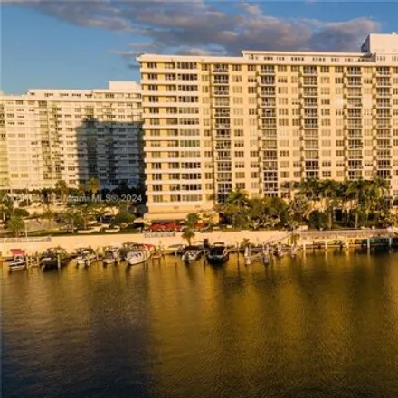 Image 6 - 5500 Block, Miami Beach, FL 33140, USA - Condo for rent