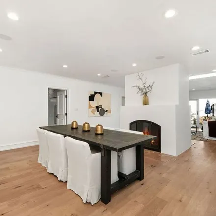 Rent this 3 bed apartment on 514 Walden Drive in Beverly Hills, CA 90210