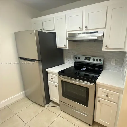 Image 4 - 750 Southwest 133rd Terrace, Pembroke Pines, FL 33027, USA - Condo for rent
