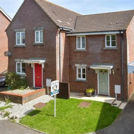 Buy this 3 bed duplex on Aspen Drive in Kent, Kent