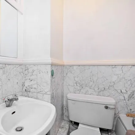Image 5 - Russell Square Station, Woburn Place, London, WC1H 0LH, United Kingdom - Apartment for rent