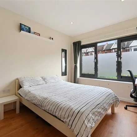 Image 6 - 110 Larden Road, London, W3 7SX, United Kingdom - Apartment for rent