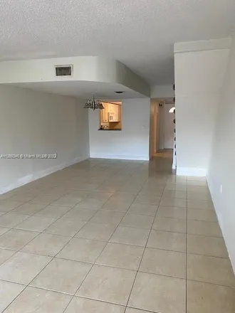 Image 4 - 3895 West 11th Avenue, Hialeah, FL 33012, USA - Townhouse for rent