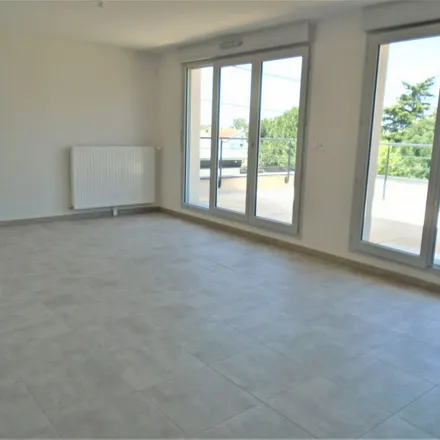 Rent this 4 bed apartment on 83 Rue de Maubec in 31300 Toulouse, France