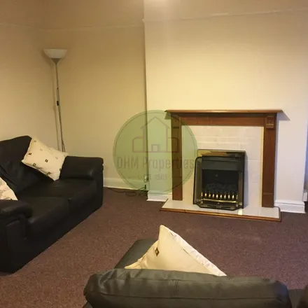 Image 2 - Redesdale Gardens, Leeds, LS16 6AY, United Kingdom - Apartment for rent